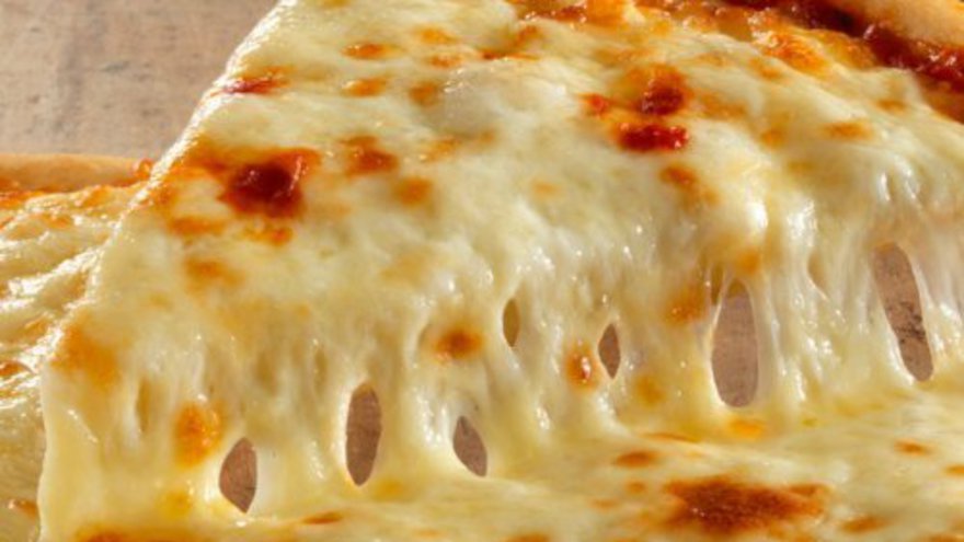 rebanada de pizza con mucho queso