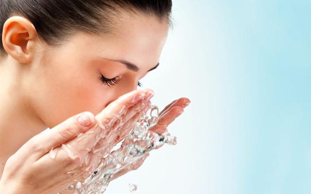5 básicos de la limpieza facial en piel sensible