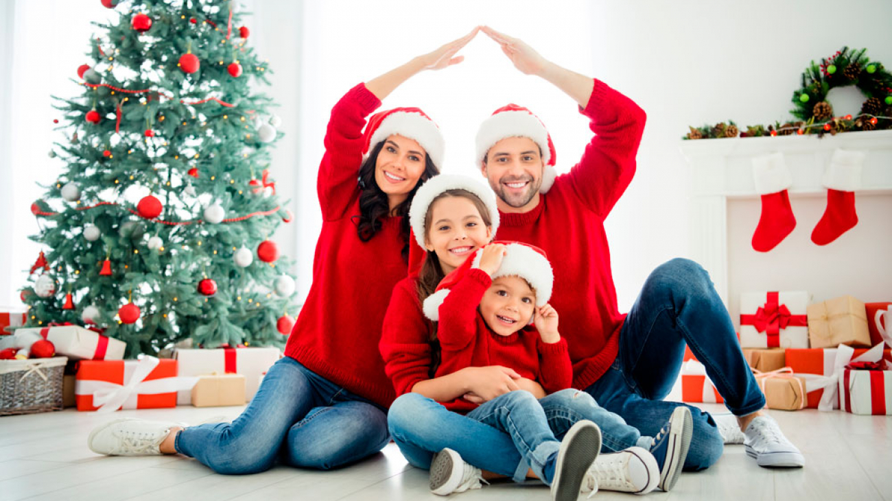 familia con gorros navideños