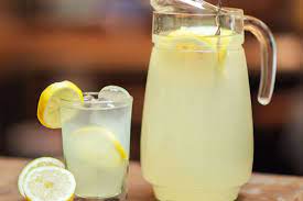 jarra y vaso de limonada