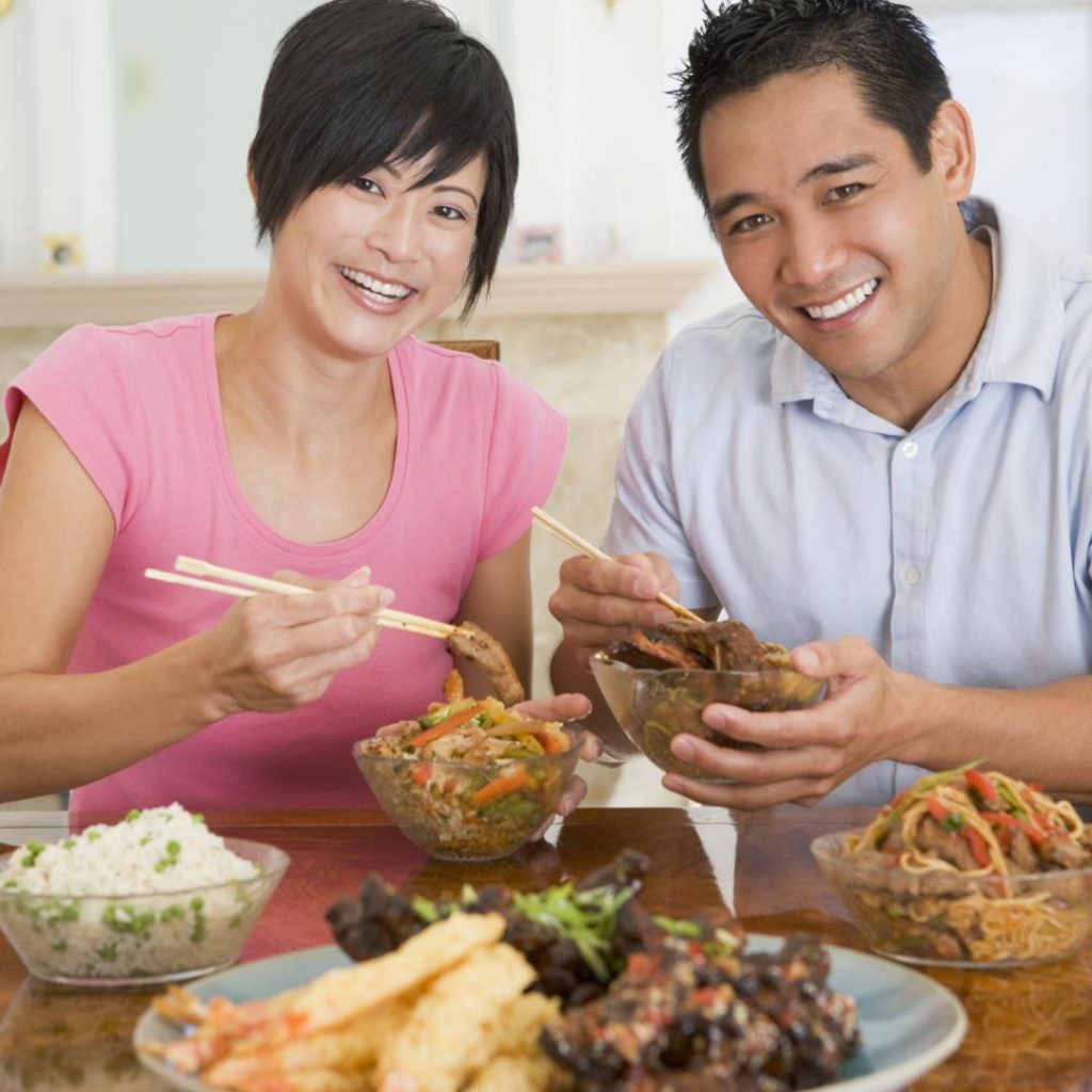 personas comiendo comida asiática