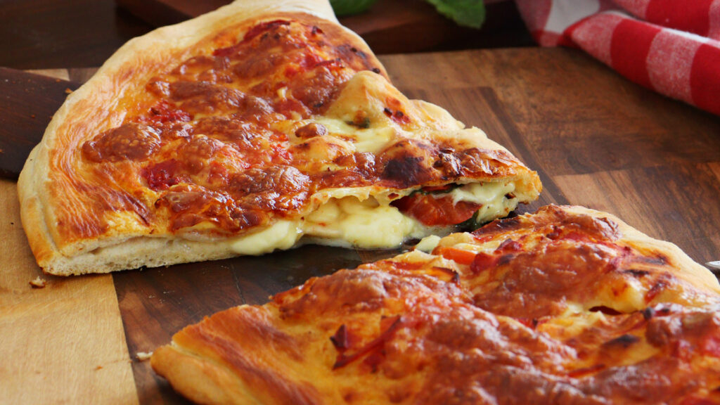 pizza de masa rellena de queso