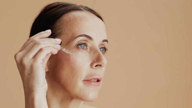 Mujer se aplica suero facial