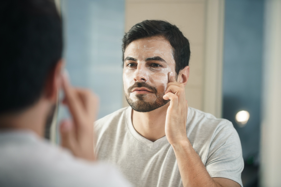 Hombre usando mascarillas facial