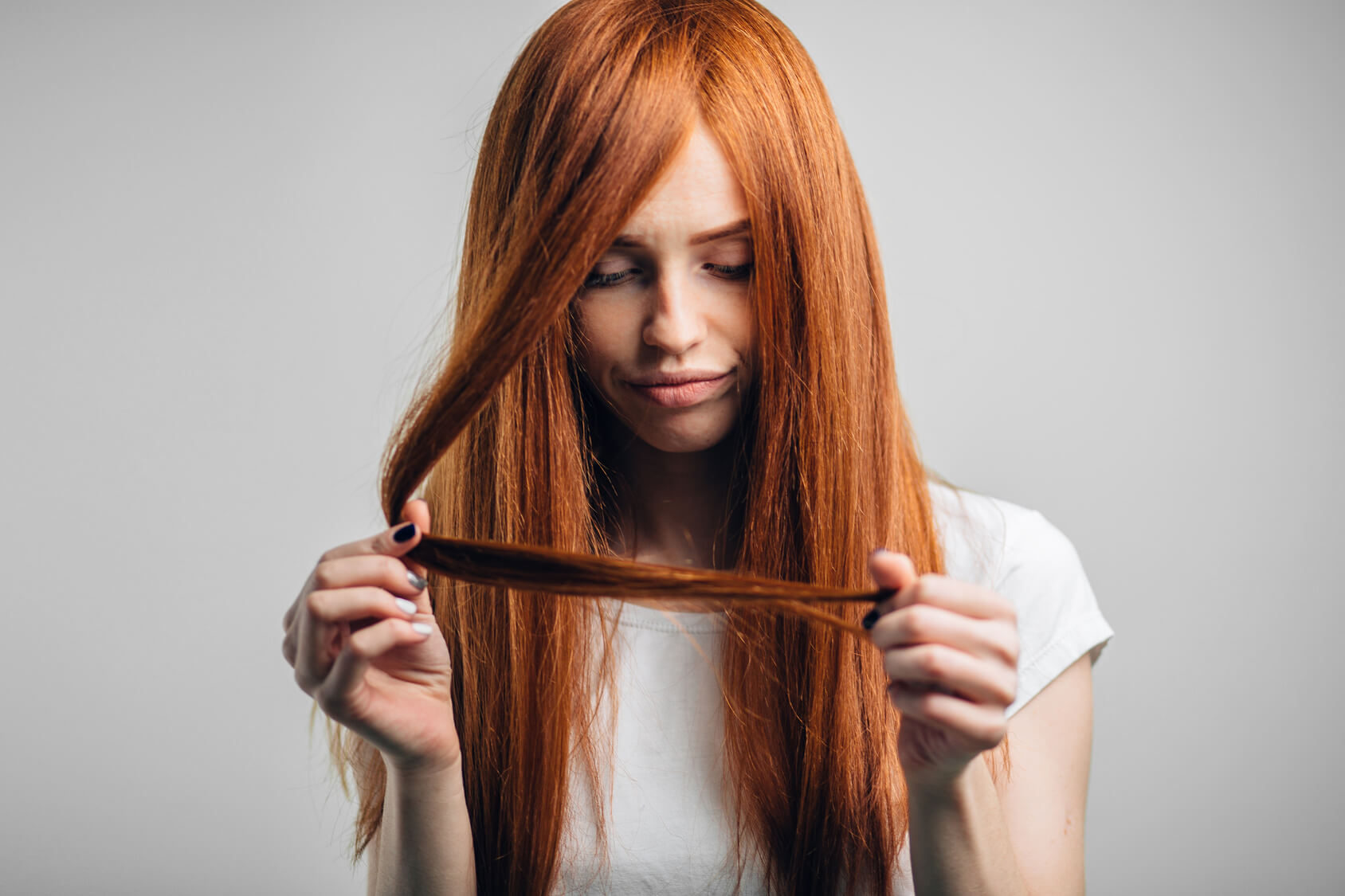 Mujer tocándose el cabello