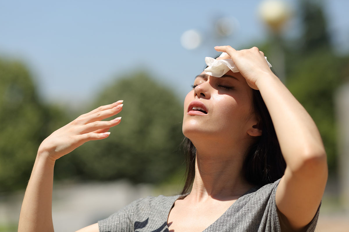 Mujer al aire libre por calor extremo