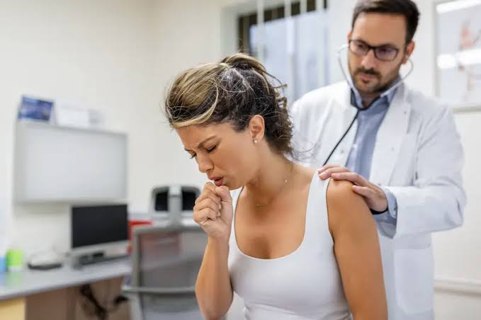 Mujer con dolor de garganta